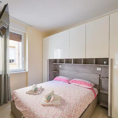 Guesthost - La Casa Del Faro - Appartamento La Spezia